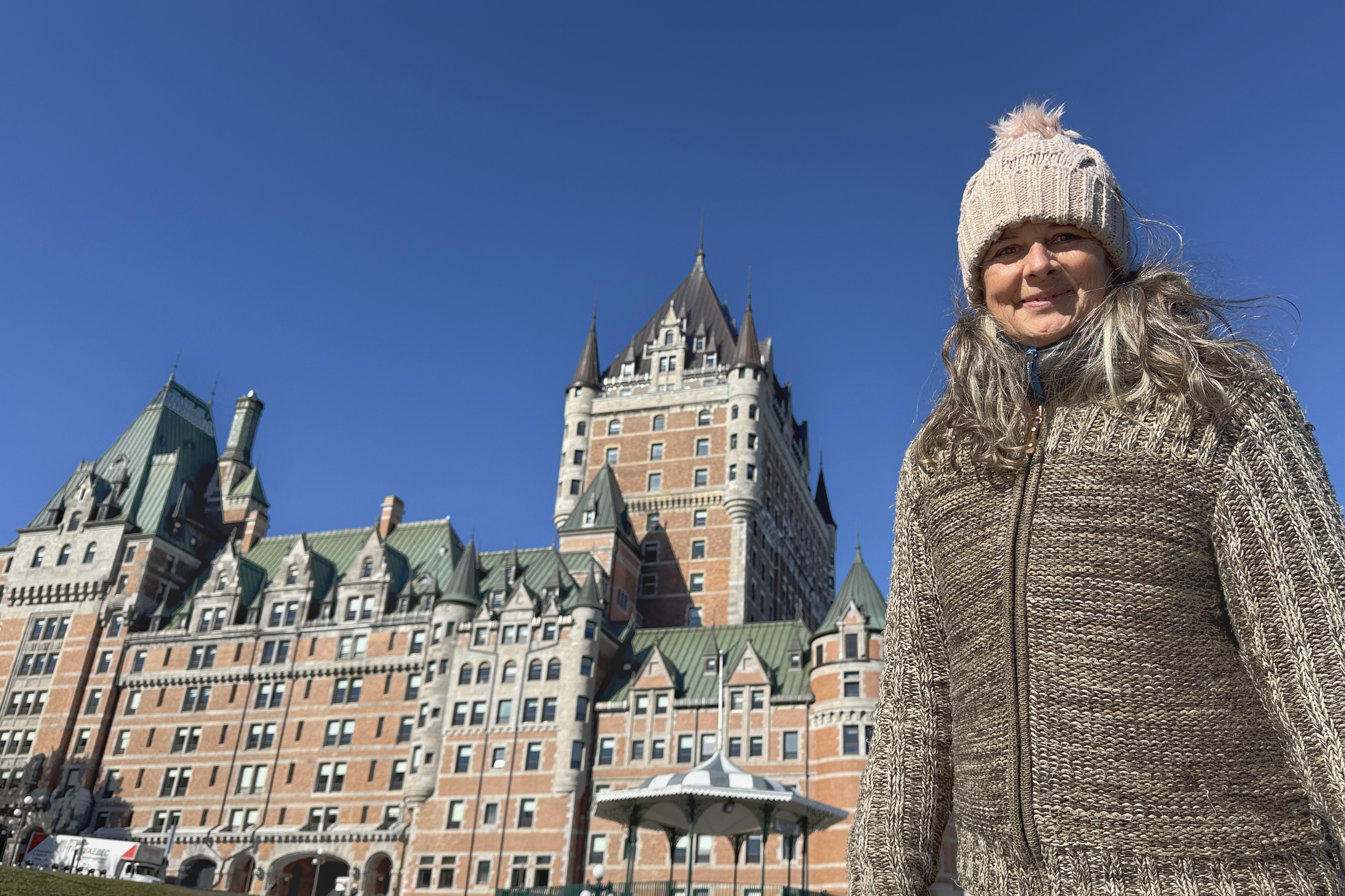 Isabelle devant le château Frontenac à Québec
